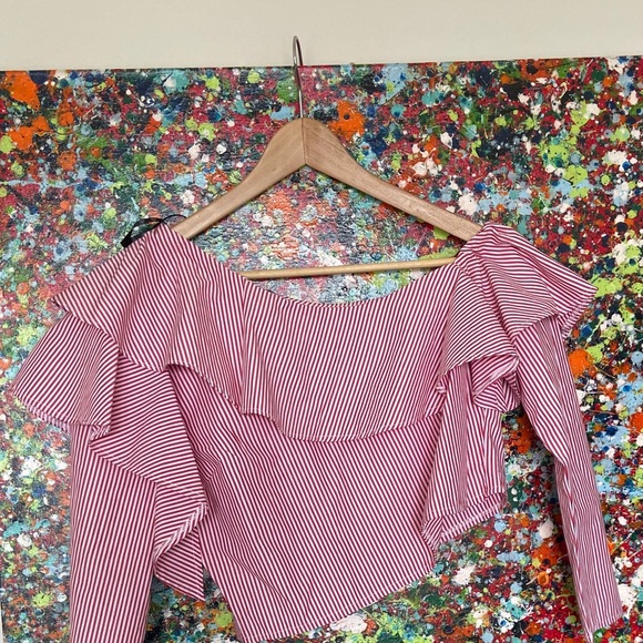 Elegant crop top with ruffles